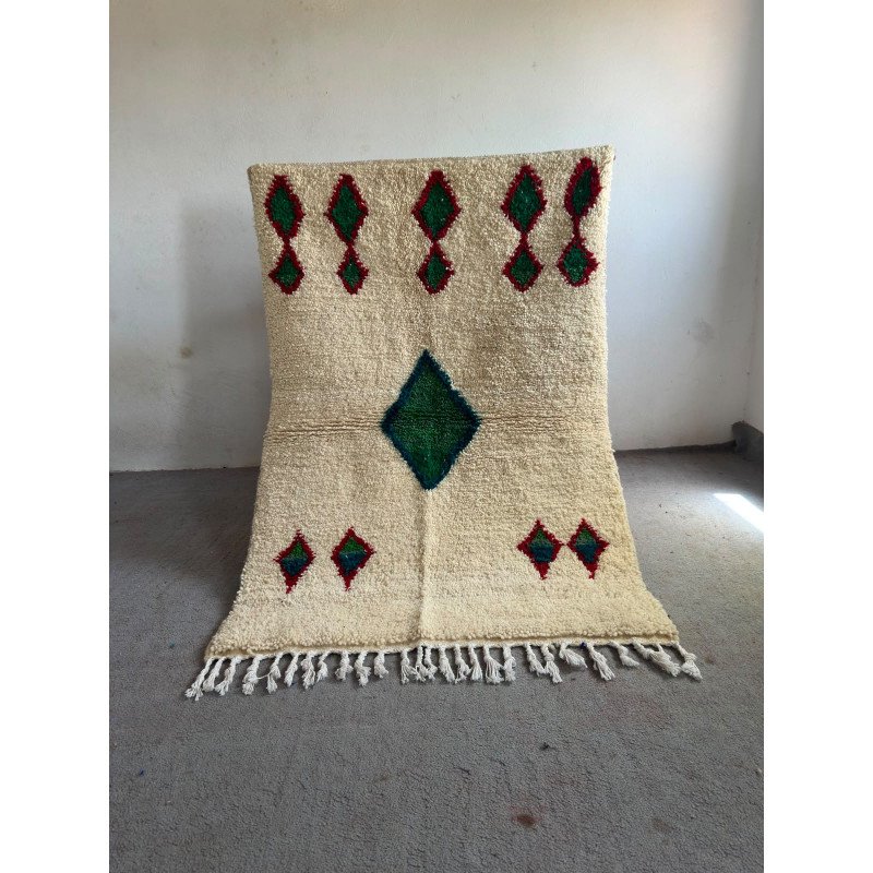 Tapis berbère authentique au design simple et élégant