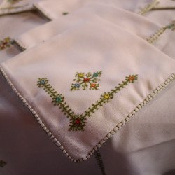 nappe artisanale est brodée