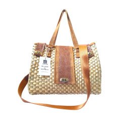 Sac à main en vannerie artisanale.