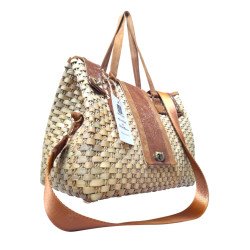 Sac à main en vannerie artisanale.