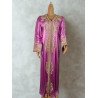 Caftan satiné rose brodé doré
