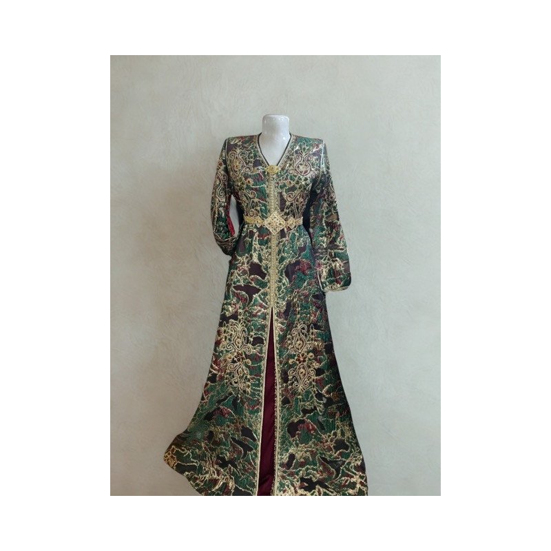 Takchita brodée vert émeraude et doré – Raffinement royal et allure majestueuse