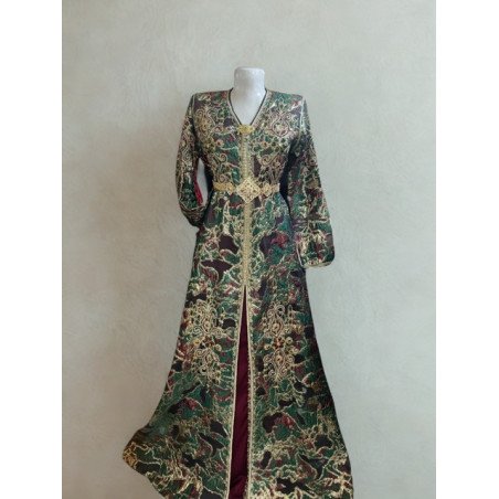 Takchita brodée vert émeraude et doré – Raffinement royal et allure majestueuse
