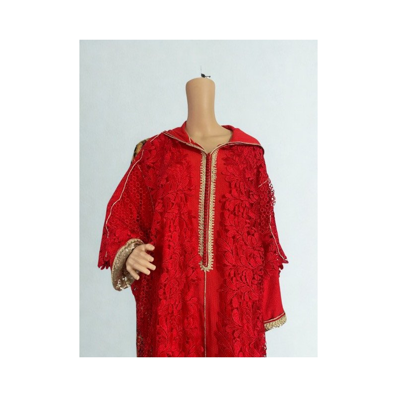 Jellaba rouge brodée – Élégance traditionnelle et modernité