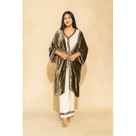 Tenue marocaine moderne en velours – Élégance et raffinement