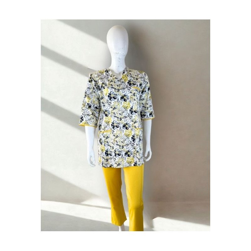 Tenue médicale fleurie jaune et noire – Haut imprimé & pantalon jaune