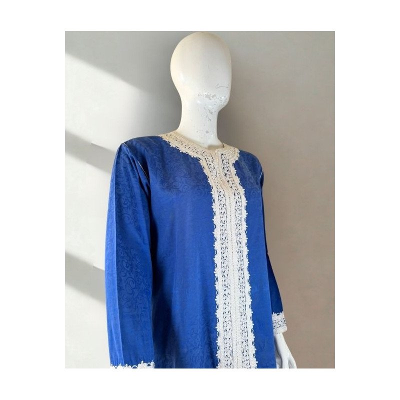 Tunique traditionnelle bleue à broderie blanche – Élégance sobre et raffinée