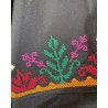 Kimono noir brodé – Élégance moderne et touche artisanale