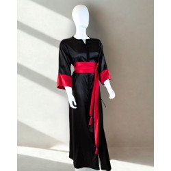 Caftan noir satiné avec ceinture rouge