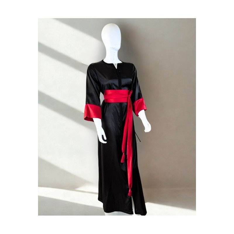 Caftan noir satiné avec ceinture rouge
