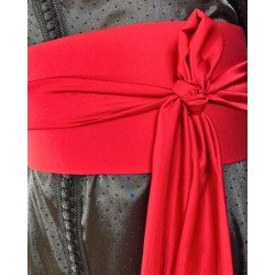 Caftan noir satiné avec ceinture rouge