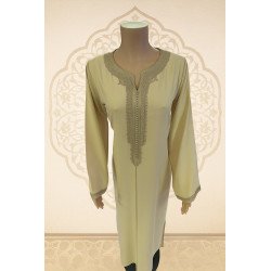 Caftan beige en mlifa – Élégance sobre et allure traditionnelle