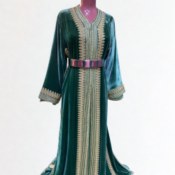 Takchita en velours vert émeraude brodée avec ceinture