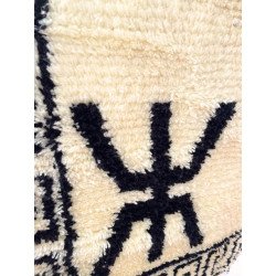 Tapis berbère en laine Symboles amazighs noirs sur fond écru