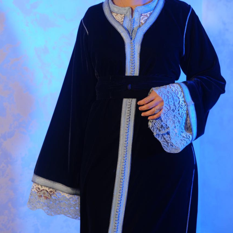 Caftan en velours noir brodé