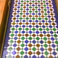 Sol en zellige marocain traditionnel à motifs losangés