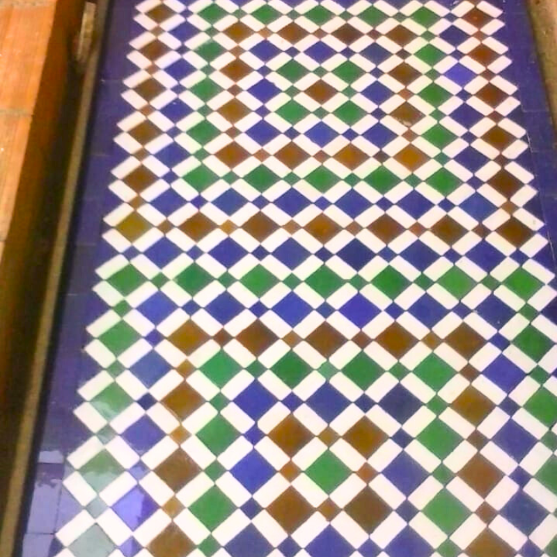 Sol en zellige marocain traditionnel à motifs losangés