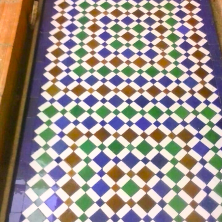 Sol en zellige marocain traditionnel à motifs losangés