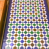 Sol en zellige marocain traditionnel à motifs losangés
