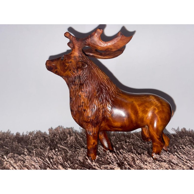 Elégante sculpture de cerfs finement taillée dans le bois précieux de thuya.