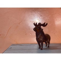 Elégante sculpture de cerfs finement taillée dans le bois précieux de thuya.