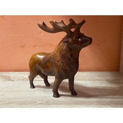 Elégante sculpture de cerfs finement taillée dans le bois précieux de thuya.