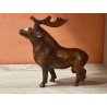 Elégante sculpture de cerfs finement taillée dans le bois précieux de thuya.