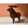 Elégante sculpture de cerfs finement taillée dans le bois précieux de thuya.