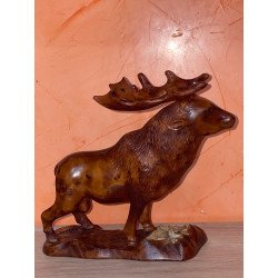 Elégante sculpture de cerfs finement taillée dans le bois précieux de thuya.