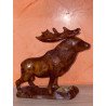 Elégante sculpture de cerfs finement taillée dans le bois précieux de thuya.